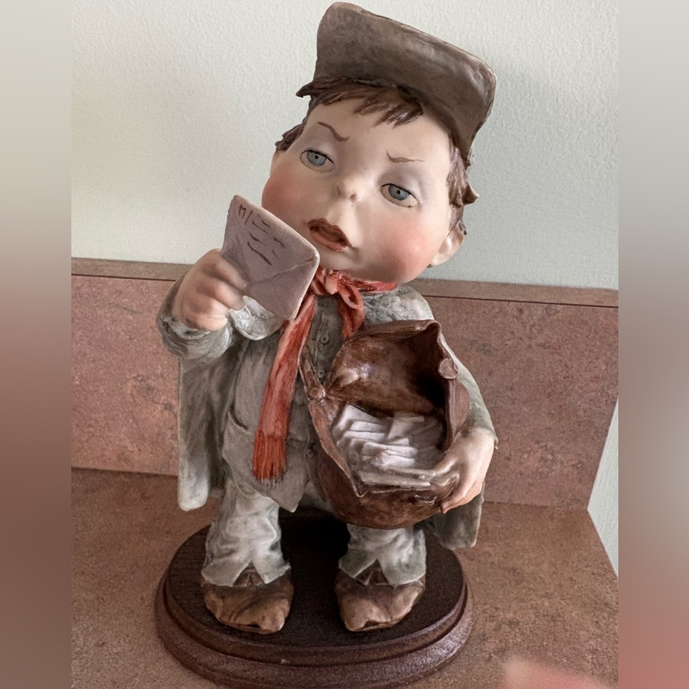 1981 Giuseppe Armani Gullivers World Letter Carrier